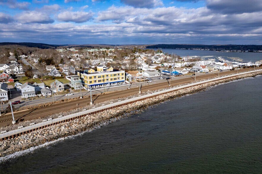 185 Main St, Niantic, CT à vendre - Photo du bâtiment - Image 2 de 3