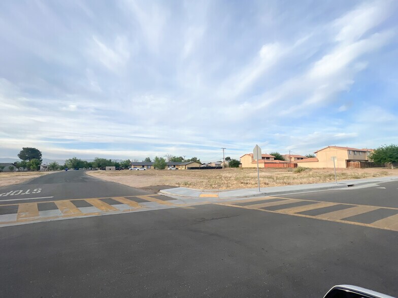 SW Powhatan Rd, Apple Valley, CA à vendre - Photo du bâtiment - Image 2 de 4