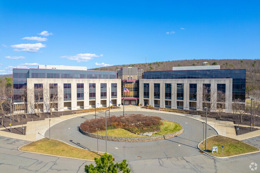 1 Fleet Way, Moosic, PA à louer - Photo du bâtiment - Image 3 de 6