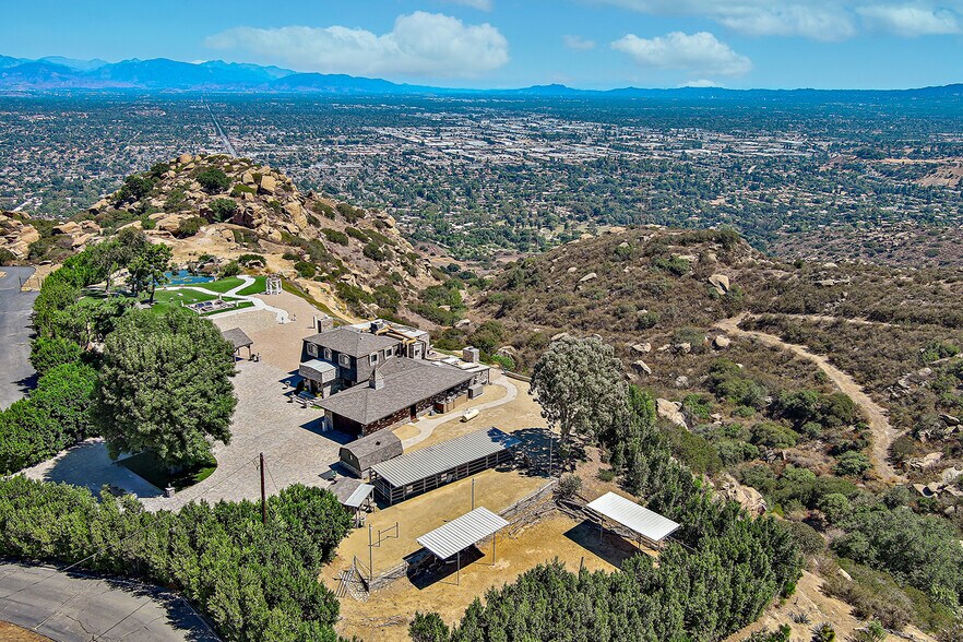 10200 Lilac Ln, Simi Valley, CA à vendre - Photo du bâtiment - Image 2 de 8