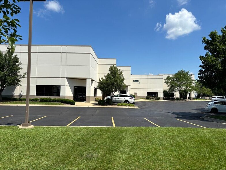 1201-1207 Adams Dr, McHenry, IL à louer - Photo du bâtiment - Image 2 de 8