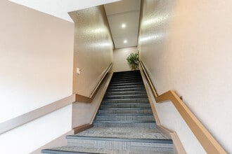 10441-10445 124 St, Edmonton, AB à louer Photo intérieure- Image 2 de 66