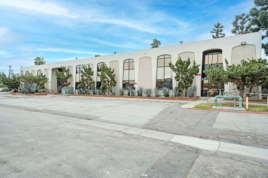 2035 E Ball Rd, Anaheim, CA à louer - Photo du bâtiment - Image 3 de 20