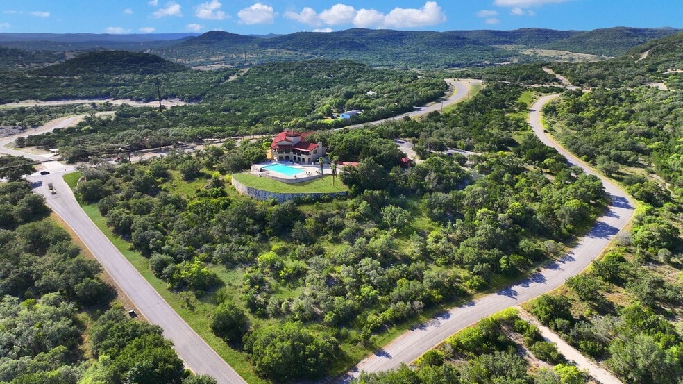 169 Private Road 1710, Mico, TX à vendre - Photo du bâtiment - Image 3 de 50