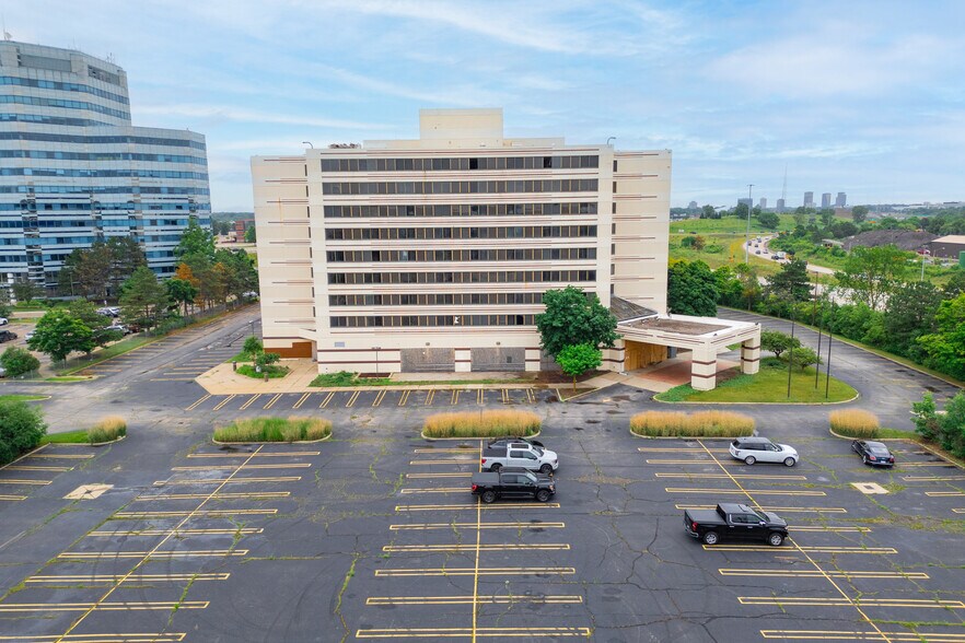 28100 Franklin Rd, Southfield, MI à vendre - Photo du bâtiment - Image 2 de 12