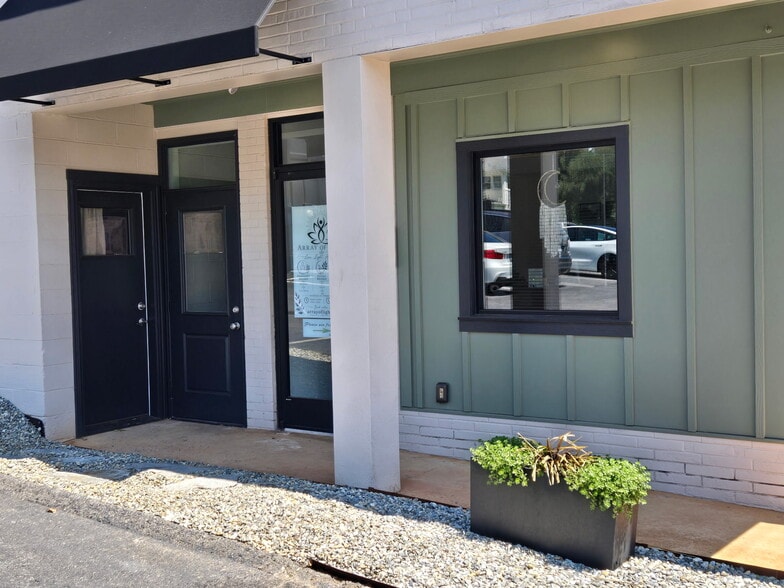 1 E Woodrow Ave, Belmont, NC for lease - Building Photo - Image 3 of 12