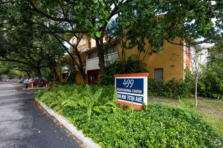 499 NW 70th Ave, Plantation, FL à louer - Photo du bâtiment - Image 3 de 21