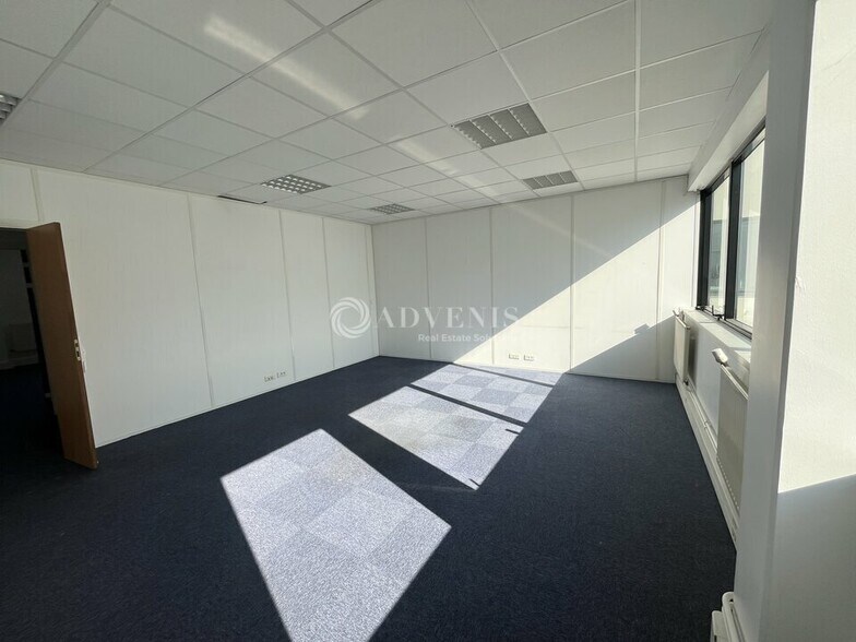 Office in Noisy Le Sec for lease - Interior Photo - Image 3 of 5