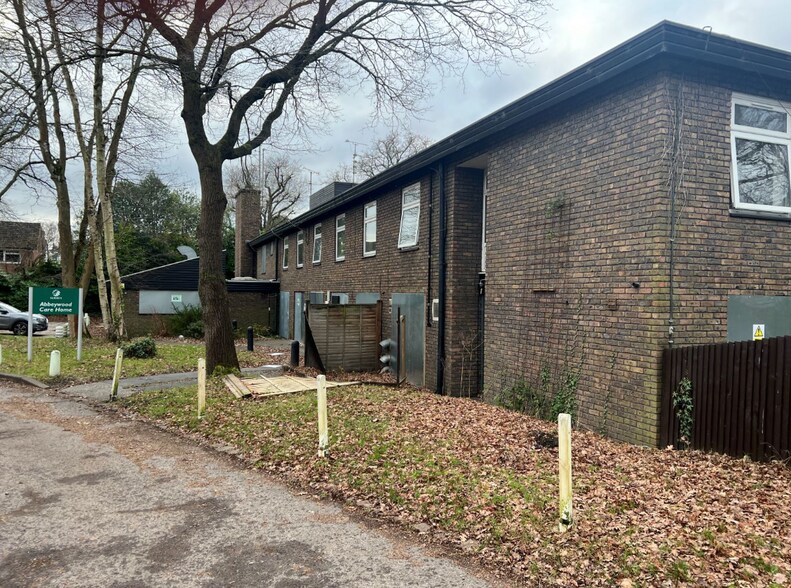 58 Wharf Rd, Aldershot for sale - Building Photo - Image 3 of 6