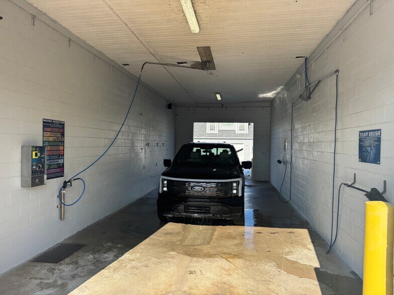 Car Wash Portfolio 2 Locations portefeuille de 2 propriétés à vendre sur LoopNet.ca - Photo du bâtiment - Image 3 de 19