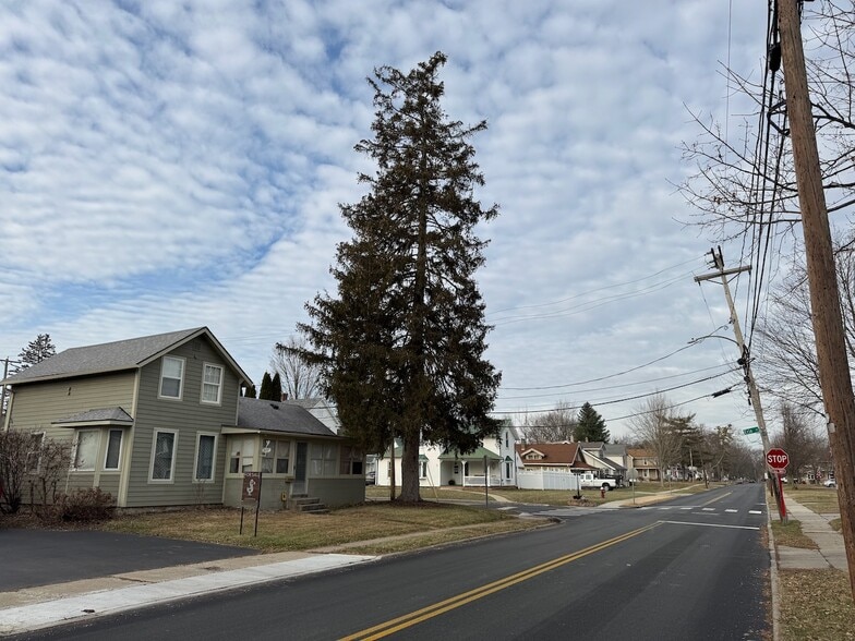 Downtown Gateway B3 - 2 Adjacent Corners portfolio of 2 properties for sale on LoopNet.ca - Building Photo - Image 3 of 27