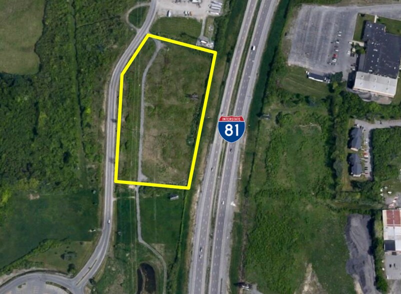 21886 Salmon Run Rd mall, Watertown, NY à louer - Photo du bâtiment - Image 2 de 2