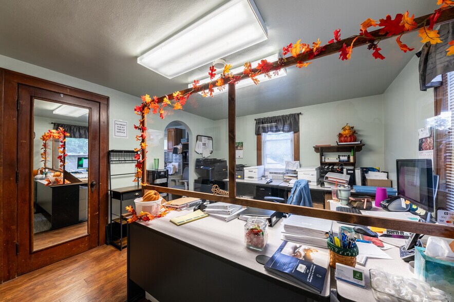 Speedway-Boulevard Avenue portefeuille de 3 propriétés à vendre sur LoopNet.ca - Photo du bâtiment - Image 3 de 23