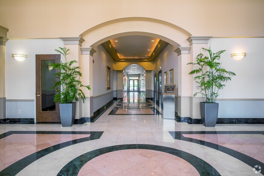 4851 Tamiami Trl N, Naples, FL à louer - Hall d’entrée - Image 3 de 7