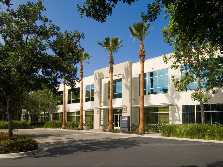 163 Technology Dr, Irvine, CA à louer - Photo du bâtiment - Image 3 de 14