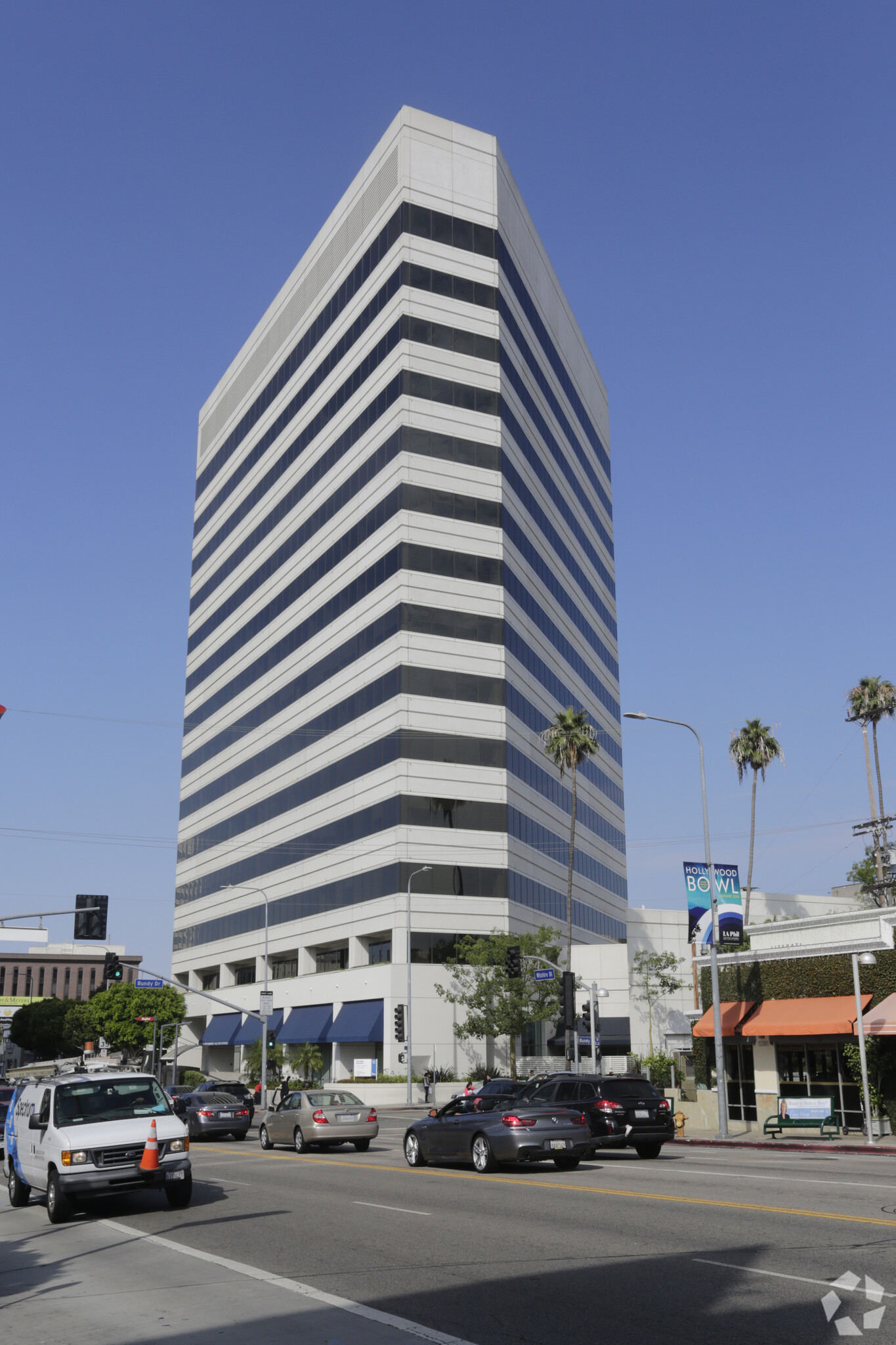 12121 Wilshire Blvd, Los Angeles, CA à louer Photo du bâtiment- Image 1 de 9