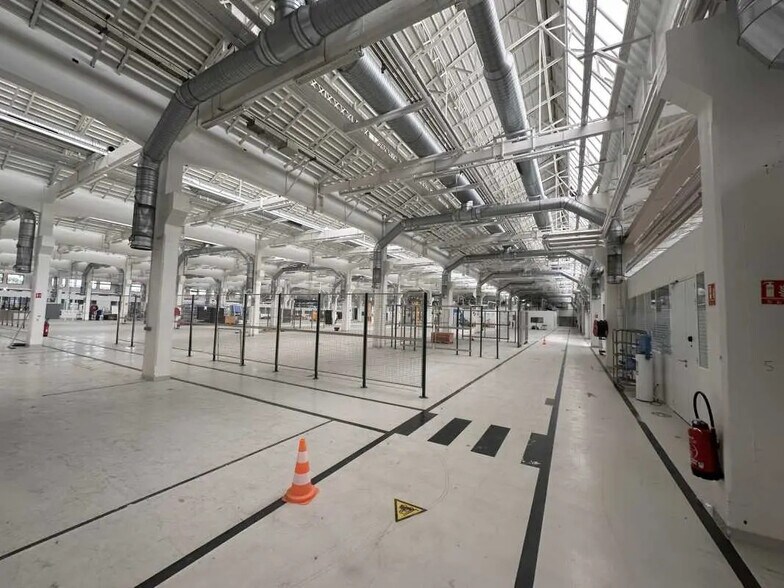 Bureau dans Vénissieux à louer - Photo du bâtiment - Image 2 de 15