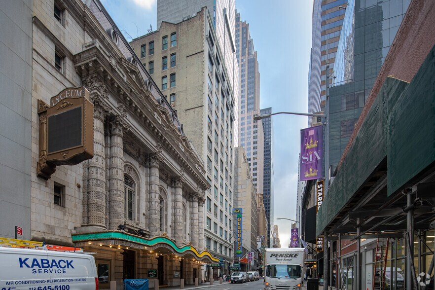 145 W 45th St, New York, NY à louer - Photo du bâtiment - Image 2 de 11