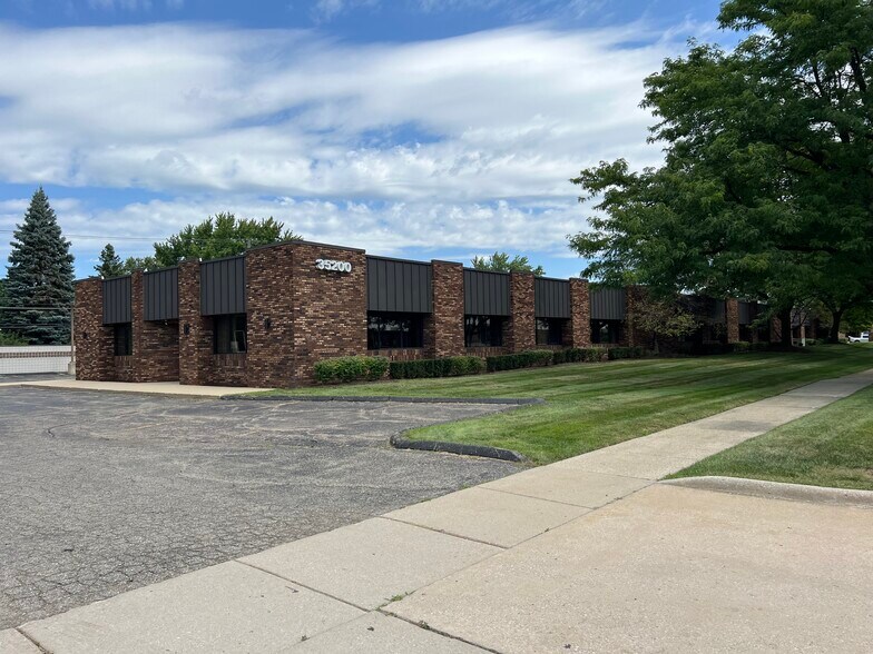 35200 Schoolcraft Rd, Livonia, MI à louer - Photo du bâtiment - Image 2 de 7