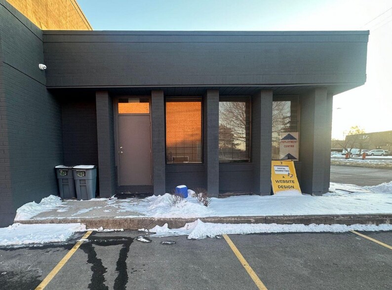 1122 Lorimar Dr, Mississauga, ON à louer - Photo du bâtiment - Image 2 de 7