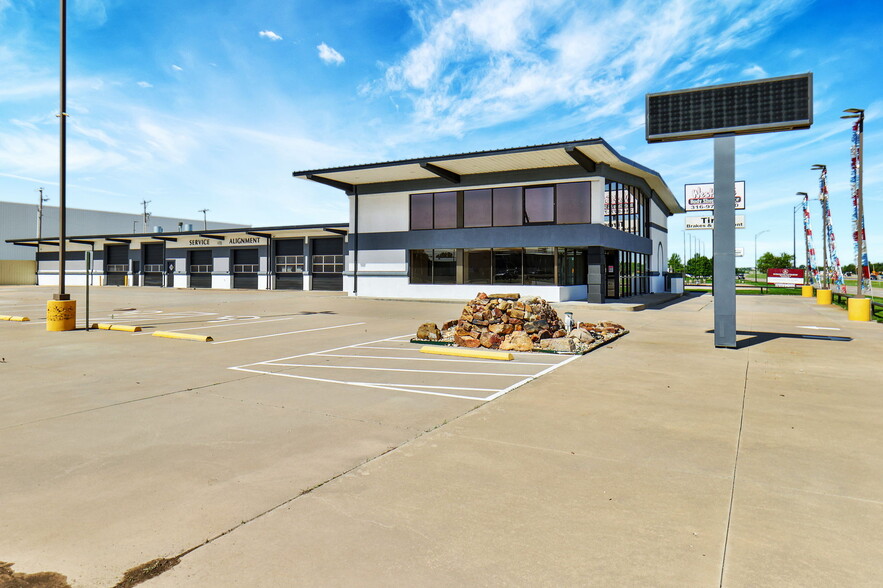 11209 W Kellogg, Wichita, KS for lease - Primary Photo - Image 1 of 84