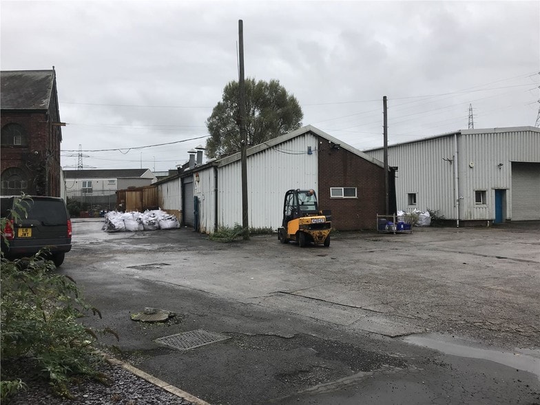 Units 10-12 Regent St, Neath for lease - Building Photo - Image 3 of 4