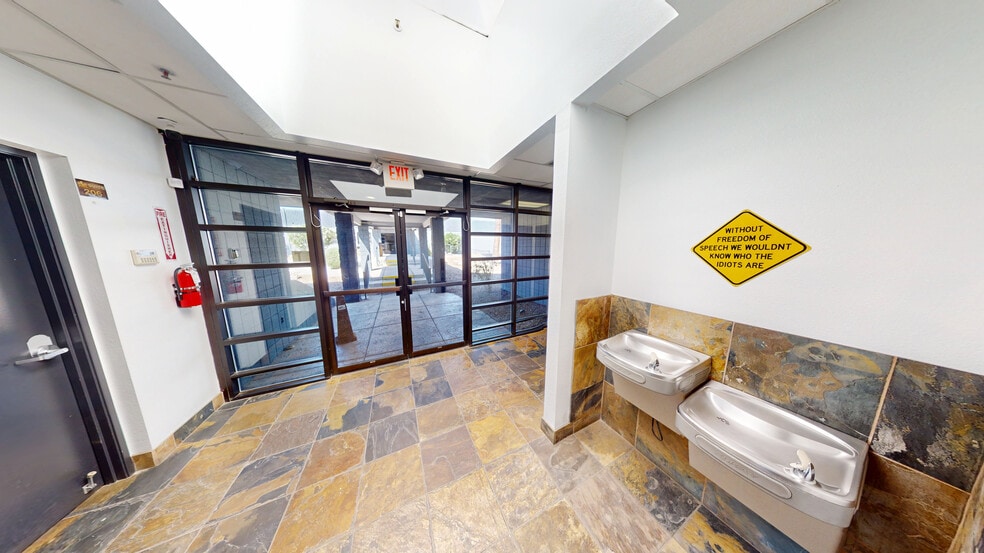 2400 N Tenaya Way, Las Vegas, NV à vendre - Photo du bâtiment - Image 2 de 115