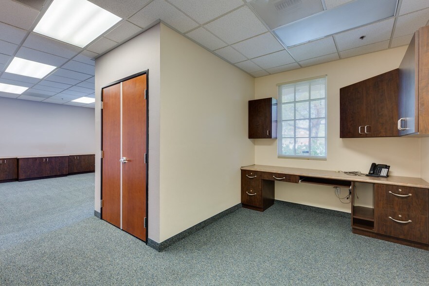 3223 E Warm Springs Rd, Las Vegas, NV for lease - Interior Photo - Image 3 of 29