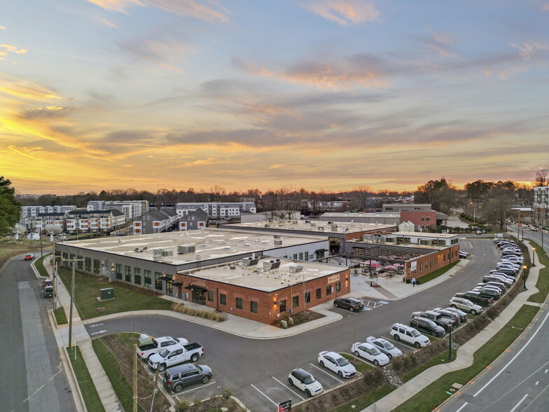 2001 W Morehead St, Charlotte, NC for lease - Building Photo - Image 1 of 5