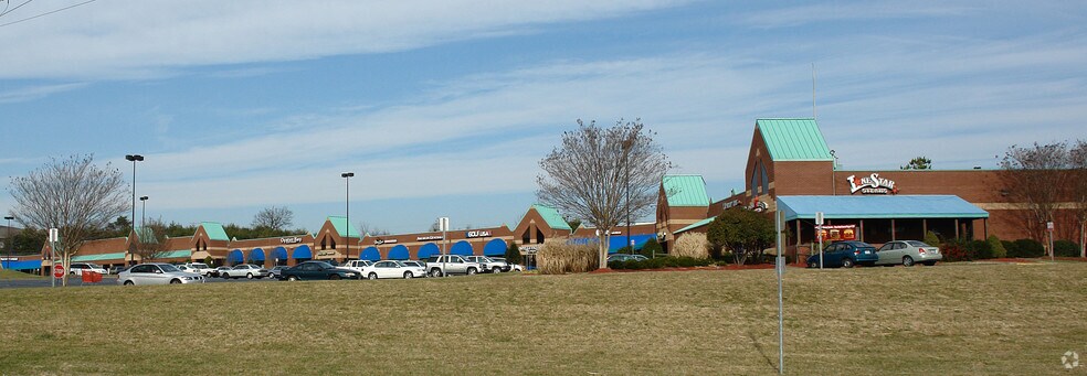 500-692 Hanes Mall Blvd, Winston-Salem, NC à louer - Photo du bâtiment - Image 2 de 26