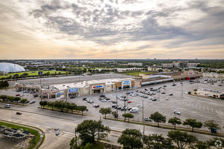 8100-8236 Kirby Dr, Houston, TX à louer - Photo du bâtiment - Image 1 de 13