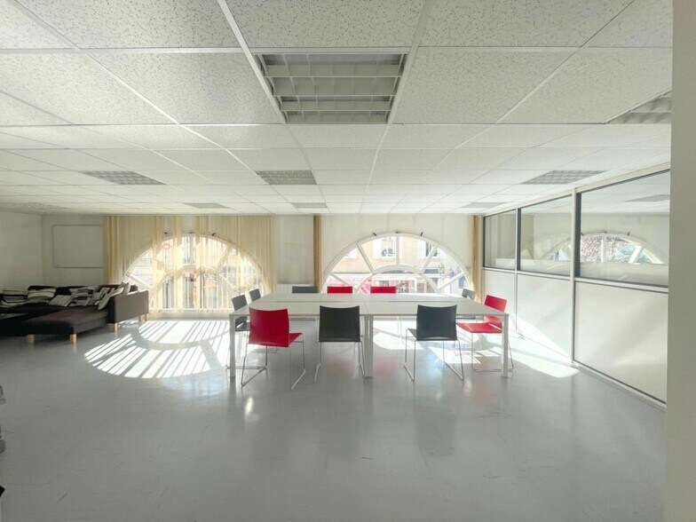 Office in Poissy for lease - Interior Photo - Image 2 of 7