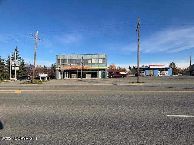 123 E Fireweed Ln, Anchorage, AK à vendre - Photo du bâtiment - Image 2 de 9