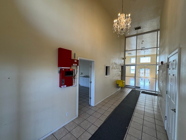 273 Shoup Ave W, Twin Falls, ID for lease - Lobby - Image 2 of 36