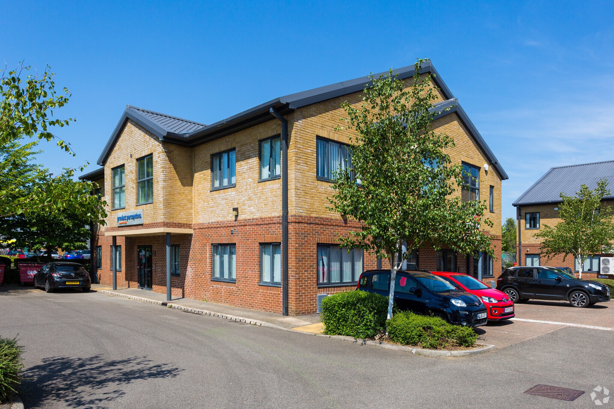 139 Faraday Rd, Crawley for sale Primary Photo- Image 1 of 6