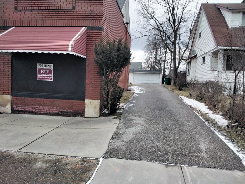 17051 Libby Rd, Maple Heights, OH for lease - Building Photo - Image 3 of 33