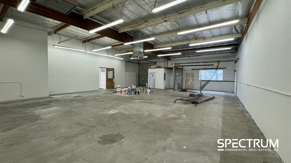 7631 Alabama Ave, Canoga Park, CA for lease - Building Photo - Image 2 of 6