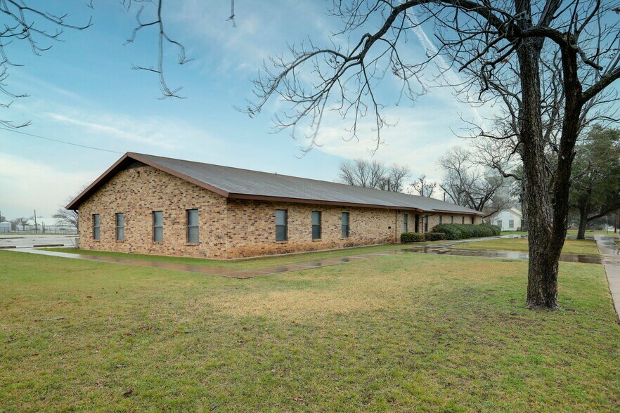602 W 12th St, Taylor, TX à louer - Photo du bâtiment - Image 2 de 31