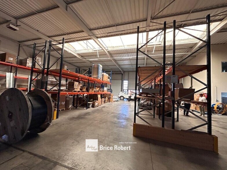 Flex in Toussieu for lease - Interior Photo - Image 3 of 8