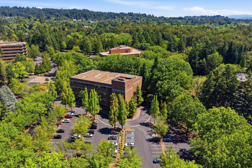 6 Centerpointe Dr, Lake Oswego, OR à louer - Photo du bâtiment - Image 2 de 12