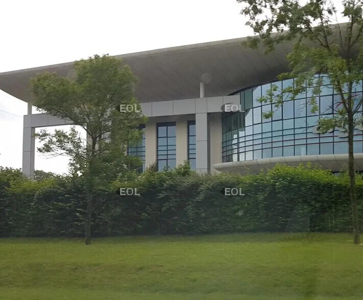 Industriel dans Villefontaine à louer - Photo du bâtiment - Image 3 de 11