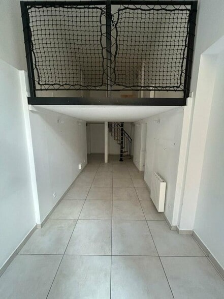 Retail in Lyon for lease - Interior Photo - Image 3 of 11