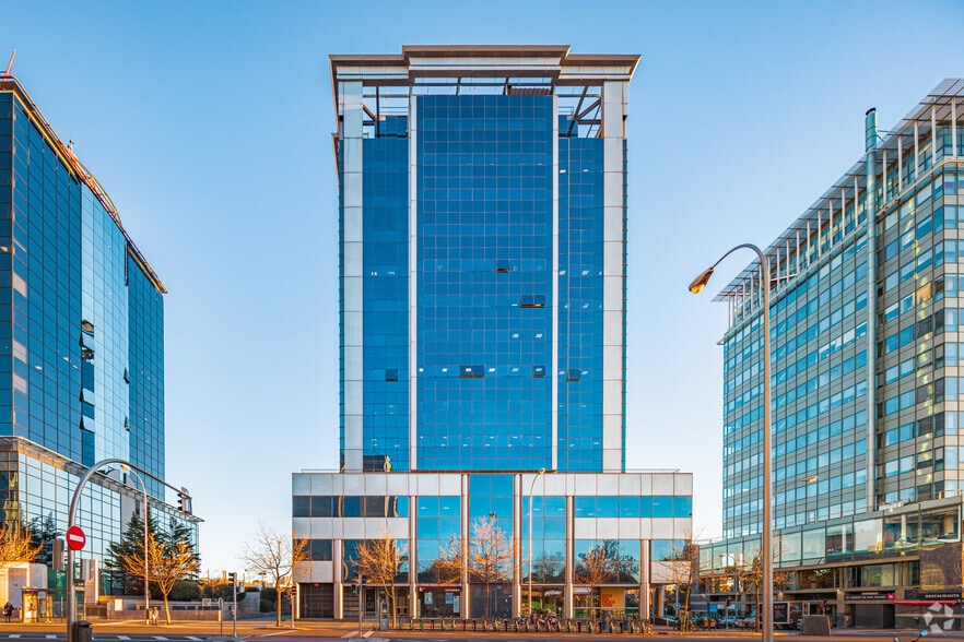 Calle Acanto, 22, Madrid, Madrid for lease - Primary Photo - Image 1 of 20