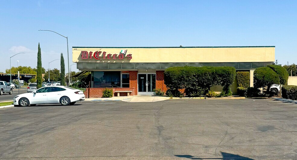 2221-2261 W Shaw Ave, Fresno, CA à vendre - Photo du bâtiment - Image 2 de 10
