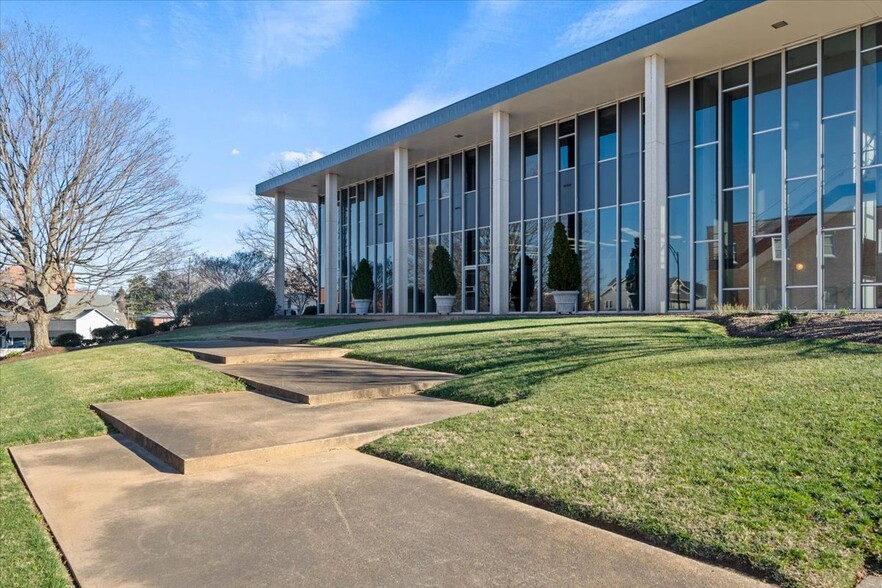 110 N Center St, Hickory, NC à vendre - Photo du bâtiment - Image 1 de 1