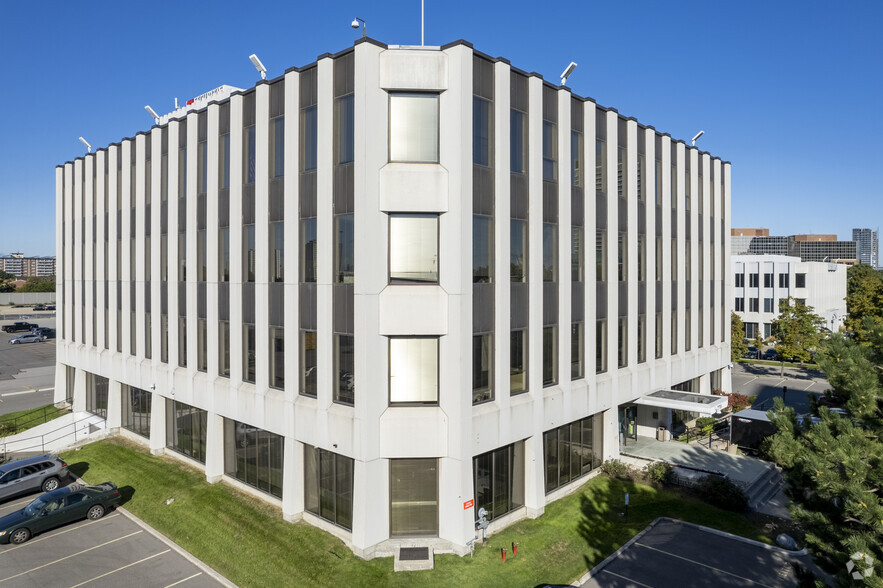 225 Yorkland Blvd, Toronto, ON for lease - Primary Photo - Image 1 of 4