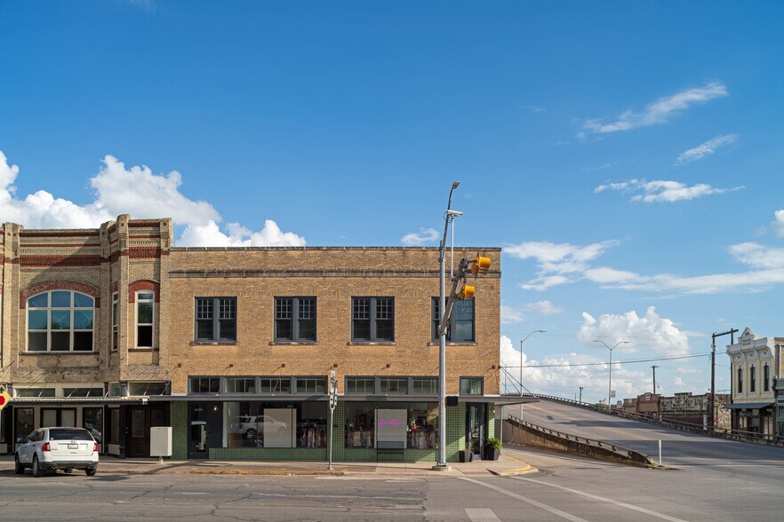 114 N Main St, Taylor, TX à louer - Photo du bâtiment - Image 3 de 22