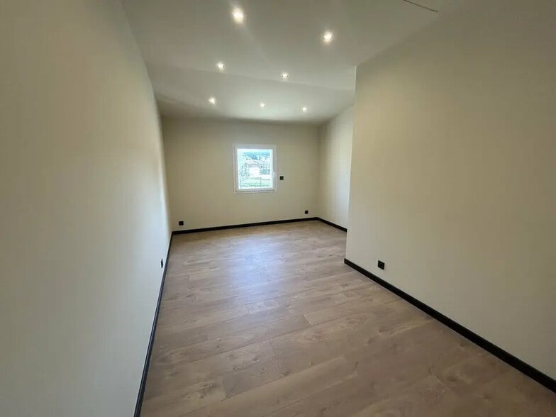 Flex in Saint-Rémy-de-Provence for lease - Interior Photo - Image 3 of 3