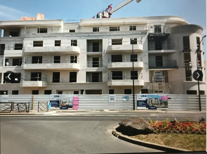 Commerce de détail dans Le Plessis-Trévise à louer - Photo de construction - Image 2 de 6