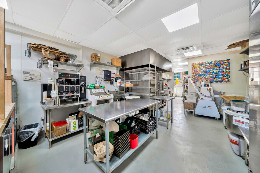 73489 29 Palms Hwy, Twentynine Palms, CA à vendre - Photo intérieure - Image 2 de 35